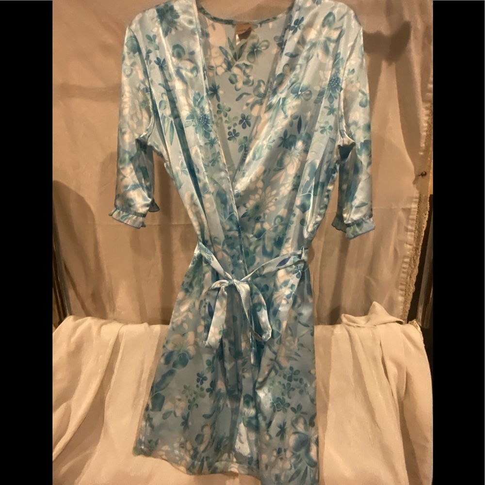 Silky feel bathrobe